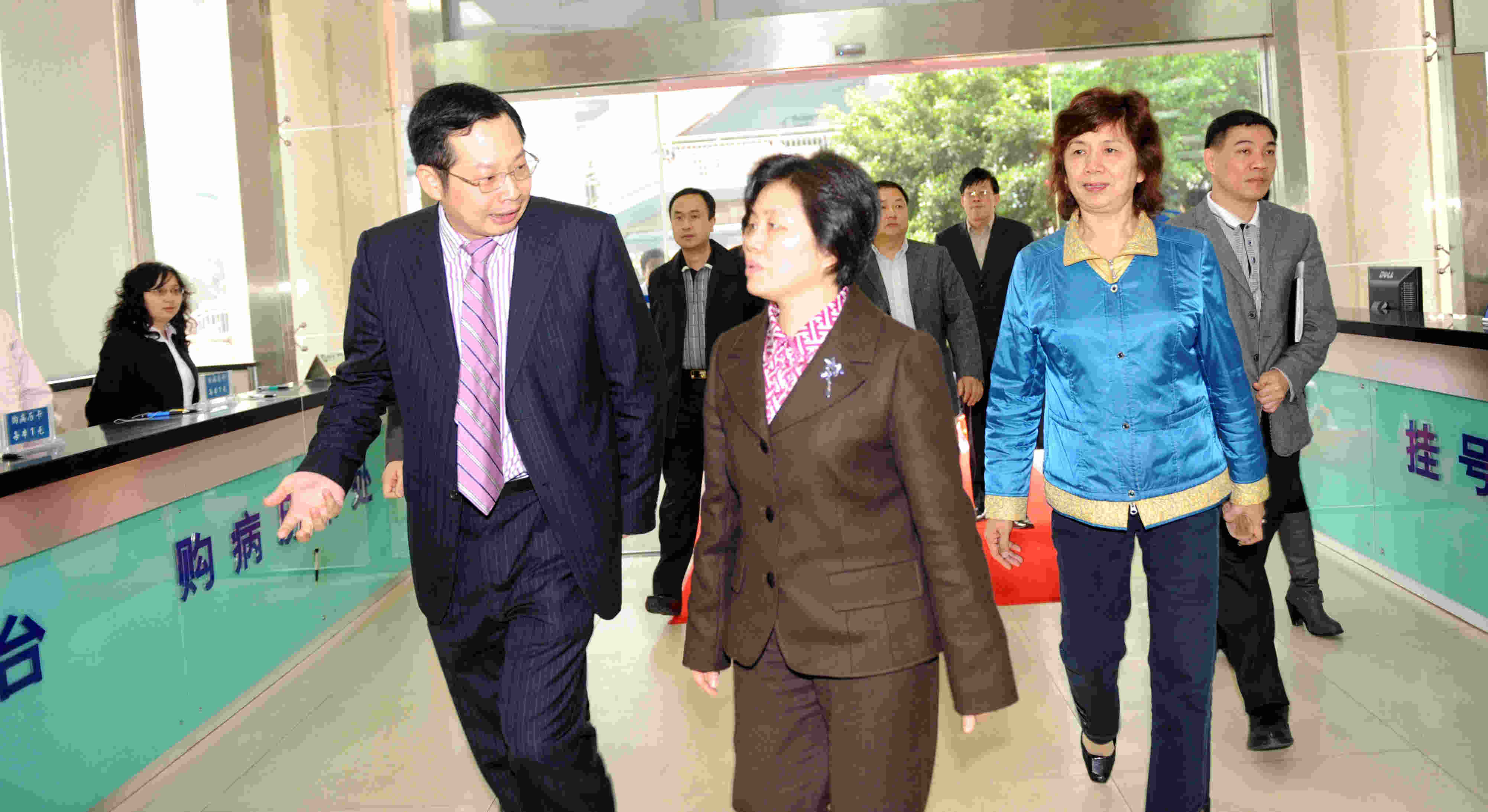 2010年3月，副省长陈桦来厦门眼科中心调研参观