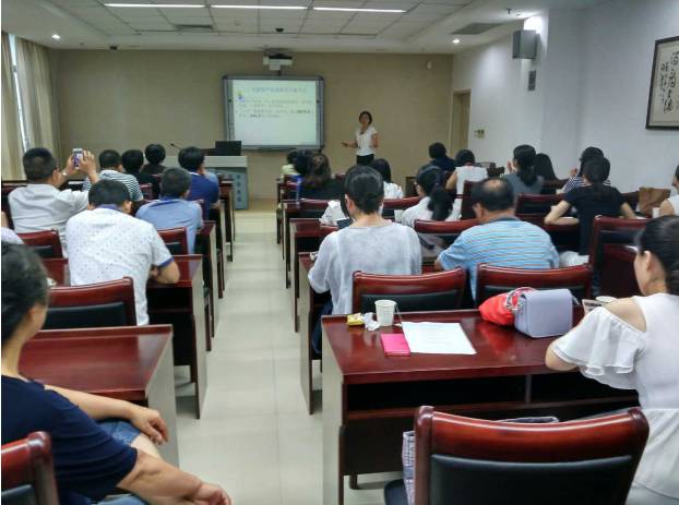 为纪念中国共产党成立96周年，深入推进“两学一做”教育活动，8868在线官网登录平台 - 8868网页版登录集团党委书记陈宝贵同志，8868在线官网登录平台 - 8868网页版登录集团党委副书记、厦门眼科中心党总支书记陈逸恬同志，党委委员张秀恋同志，以及支部三十余名党员同志参加了集团党委组织的庆祝“七一”主题党日