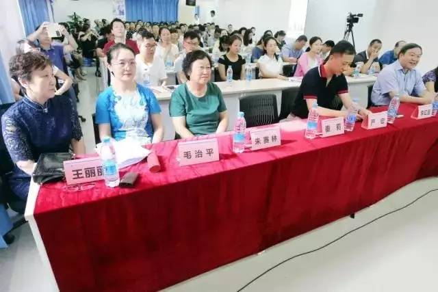 由西安市雁塔区医疗管理协会与8868在线官网登录平台 - 8868网页版登录集团主办的医路同心·光明论道——8868登录平台·西安2017斜视与小儿眼科学术会议在西安8868在线官网登录平台 - 8868网页版登录学术会议厅隆重召开。