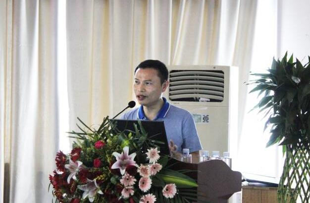 8868登录平台玻璃体切割何建忠.jpg