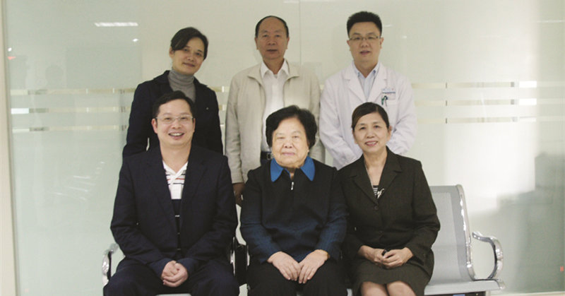 2011年12月4日，原全国人大常委会副委员长彭珮云来我院检查