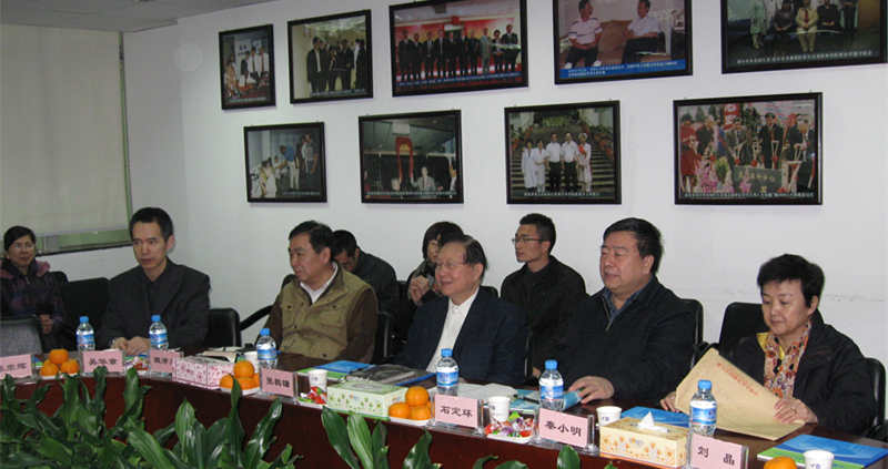 2012年2月， 参事张鹤镛一行来厦门眼科中心调研指导