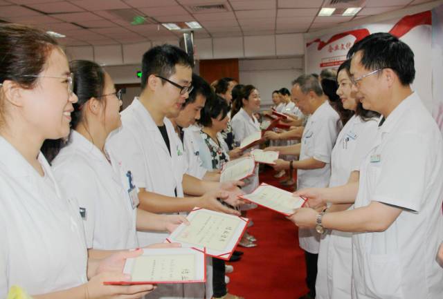 厦门大学附属厦门眼科中心2017年住院医师结业典礼在眼科17楼会议室举行。黎晓新、赵堪兴、吴国基、王骞、侯家敏、张广斌等我院及集团领*，各学科带头人、各行政职能部门负责人