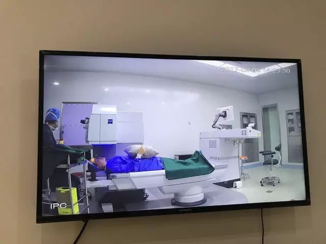 9月9日，杭州8868在线官网登录平台 - 8868网页版登录举行全飞秒近视手术演示，在半个多小时内，杜新华院长为6名近视患者 施行了德国蔡司VisuMax3.0版全飞秒手术，大伙亲身体会到了SMILE手术的快速、轻松、微创、安全。一名在手术室外等候的家属表示，犹豫担心了一年多，女儿终于可以笑看人生。.jpg