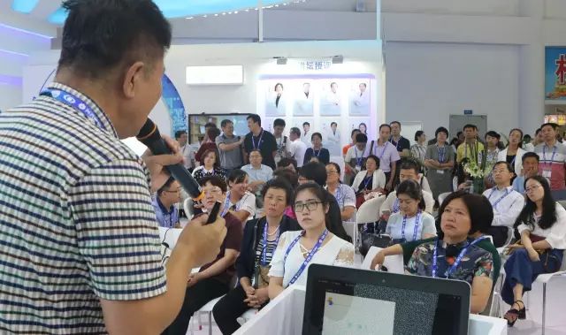 王骞教授发表《近视手术的多元化选择》的演.jpg