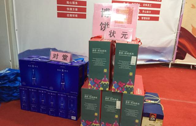 厦门眼科中心中秋爱眼科普三部曲活动在17楼举行，很多市民趁着周末赶来参加，现场有眼病知识讲座、 眼部检查，以及激动人心的博饼。.jpg