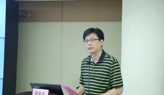  批诚信医疗机构代表徐州复兴眼科医院邱杨明院长发起“坚持依法执业倡导诚信行医”自律倡议：“人无信不立，业无信不成，国无信则衰。”为了履行救死扶伤， 人民身体健康和生命安全的神圣职责，以高明的技术全心全意为患者服务，规范行医，维护医术的圣洁和荣誉.jpg