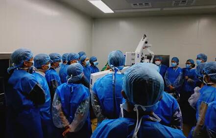 10月24日，成都8868在线官网登录平台 - 8868网页版登录CO2激光辅助深层巩膜切除术培训会圆满落幕。本次培训会由成都8868在线官网登录平台 - 8868网页版登录青光眼科主任、副主任医师胡建旗医生用猪眼为参会人员演示了CLASS手术全过程，并指导学员进行了实际操作，学员们纷纷表示手术操作简单易懂易学，培训活动取得圆满 。.jpg