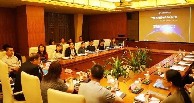 10月21日，8868在线官网登录平台 - 8868网页版登录集团 启动 批小儿眼科医师明日之星项目。来自全国10余个省市的20 师共聚厦门，参加“中国眼科医师明日之星计划”小儿眼科医师项目 批学员面试交流会。交流会由集团小儿眼科学组、集团科教管理中心牵头，集团人力资源中心、学科运营管理中心参与组织协.jpg