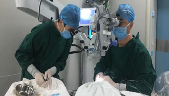 10月29日，一位职业性白内障男子，在厦门眼科中心手术后 复明。值得一提的，不少人对于其从事职业会导致的“职业性白内障”并不在意，但根据厦门眼科中心白内障专科陈伟主任介绍，在接诊中，职业性白内障并不少见，对于这些行业从业人员如何做好眼病防护，也进行了详细的介绍。2.jpg