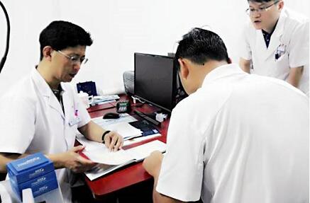 自厦门眼科中心开设遗传眼病门诊以来，全国各地前来寻求世界眼遗传病基因医治 专家 教授帮助的患者，络绎不绝。 教授表示，遗传性眼病种类繁多，致病原因比较复杂，可能是单纯的一种遗传因素引起的，也可能是多种遗传因素引起的，还可能和环境因素有关，传统的方法难以 。而当下的基因检测诊疗技术，有可能通过基因检测找到致病的突变基因，并有望对某些由单一基因突变造成的疾病在将来进行基因医治。1.jpg
