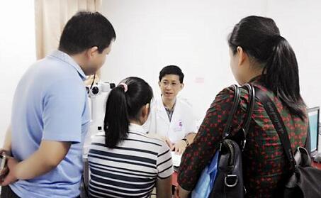 自厦门眼科中心开设遗传眼病门诊以来，全国各地前来寻求世界眼遗传病基因医治 专家 教授帮助的患者，络绎不绝。 教授表示，遗传性眼病种类繁多，致病原因比较复杂，可能是单纯的一种遗传因素引起的，也可能是多种遗传因素引起的，还可能和环境因素有关，传统的方法难以 。而当下的基因检测诊疗技术，有可能通过基因检测找到致病的突变基因，并有望对某些由单一基因突变造成的疾病在将来进行基因医治。3.jpg