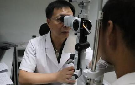 “小小竹棍把我害的好苦啊!幸好，遇到了厦门眼科中心眼整形科的胡继发副主任。医术好、态度好。大医院 医生就是不一样!”——医治眼睛后的老李激动的说道1.jpg