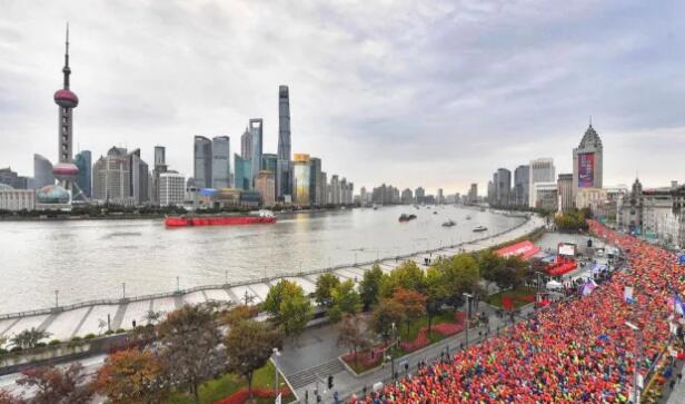 在今年上海马拉松的赛道上，我们又看到了这样一位特立 行的跑者，他光着脚，穿着8868登录平台醒目标志的运动衣，脚腕系着一对平安铃，奋力奔跑在赛道间……他将光脚奔跑的原意表达得淋漓尽致，他将马拉松的修行体现得返璞归真。——今天，跑友们又见着了代表8868在线官网登录平台 - 8868网页版登录集团参赛的明星选手“赤脚大仙”李清模。1.jpg