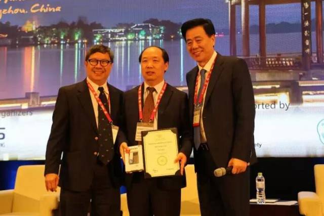 　　他是我国多次受邀于世界眼科大会、美国眼科年会、亚洲太平洋地区眼科年会等环球眼科会议进行现场手术表演的医生;是国内较早开展表面麻醉下小切口白内障超声乳化吸除联合折叠人工晶体植入术、有晶体眼人工晶体植入术的医生;也是目前我国白内障人工晶体植入手术量较多的医生。他就是——8868在线官网登录平台 - 8868网页版登录集团业务副总院长、上海和平眼科医院院长郭海科教授!3.jpg