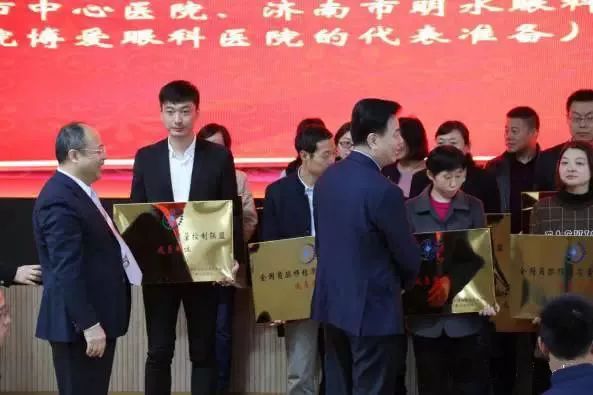 10月28日，由中华医学会角膜病学组组织、 个总部落户山东的全国性专病联盟—全国角膜移植质量控制联盟成立授 仪式在山东省眼科医院举行，重庆8868在线官网登录平台 - 8868网页版登录成为全国 批角膜移植质量控制联盟成员单位。仪式上，中华医学会角膜病学组组织等高度评价重庆8868在线官网登录平台 - 8868网页版登录的角膜移植技术。3.jpg