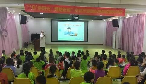 11月20日，东莞8868在线官网登录平台 - 8868网页版登录“目浴阳光•预防近视”爱眼系列公益活动走进校园继续进行。东莞8868在线官网登录平台 - 8868网页版登录派出医学视光科，科室经验丰富的医务工作人员组成公益医疗队走进东莞地区各小学、幼儿园，为近青少年进行近视防控筛查...1.jpg