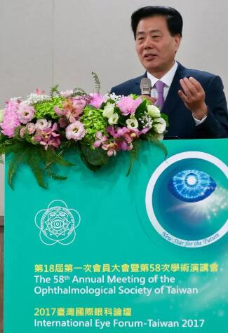 会议 日开幕式上中国台湾眼科学会理事长翁林仲教授 先邀请姚克教授上台代表中华医学会眼科学会致辞，对大会隆重召开表示祝贺。姚教授在致辞中说：“近年来，海峡两岸眼科界的交往日益密切和深入，两岸眼科同仁频繁互访，共同分享学术成果，共同推动两岸眼科医疗技术的进步，为实现中华眼科与环球接轨、.jpg
