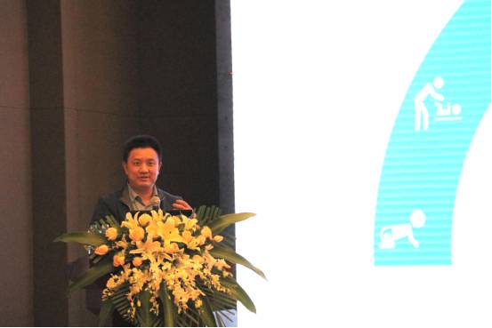 深圳星医科技有限公司CEO、原深圳市卫计委医政处处长廖庆伟发表了《智能眼底病筛查及远程视频MDT》的演讲.jpg