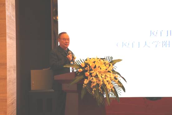 厦门眼科中心业务院长、眼底病 学科带头人吴国基教授发表了《染色玻璃体手术》的演讲.jpg
