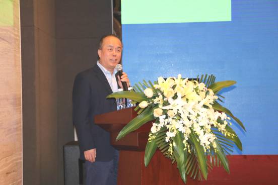 深圳市眼科医院眼底内科主任医师陈青山主任发表了《慢性中浆的微脉冲激光医治》的演讲.jpg