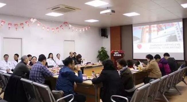 12月23日上午8时许，由上海市社会医疗机构协会组织的专家评审团在闫东方会长的带领下一行已经冒着严寒抵达上海和平眼科医院。专家们抵达医院二楼学术报告厅落座后，上海和平眼科医院郭海科院长、陈凤国总经理 先一一致辞对上海市社会医疗机构协会组织的专家评审团的来到表示热烈欢迎;随后，专家评审团听取了吴迺川名誉院长作星 医院创建工作汇报5.jpg