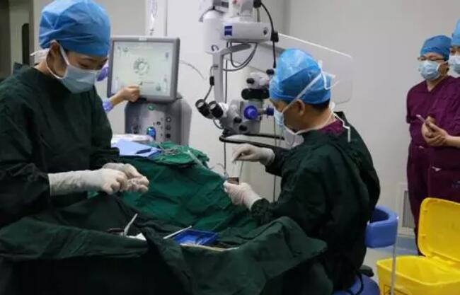 8868登录平台 席白内障专家郭海科教授 专程到杭为航天功臣操刀这次为两位老人做手术的便是手术量 全国并刷新世界白内障手术记录、入选《中国 百强榜》全国白内障 十*的郭海科教授。2.jpg