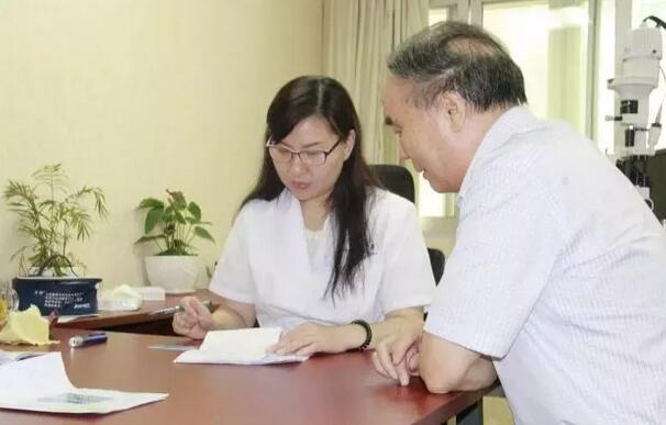 青光眼医治起来相对其他病种较繁琐复杂，费时又费力，还要额外做很多无法在价值上体现的工作。临床上很多青光眼患者会有一些心理障碍，如抑郁症、焦虑症，他们或情绪低落或暴躁，同一个问题总反复询问.jpg