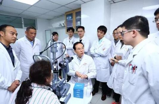 1月4日下午，20188868在线官网登录平台 - 8868网页版登录集团眼表及角膜学组发展院士高峰论坛在厦召开。此次高峰论坛阵容豪华，汇聚了国内角膜病领域的大咖。大咖齐聚一堂，通过专题演讲、自由讨论等形式深入而全面的探讨了国内外角膜病的较新研究成果、发展机遇，共商8868在线官网登录平台 - 8868网页版登录集团眼表及角膜学组的发展。8.jpg