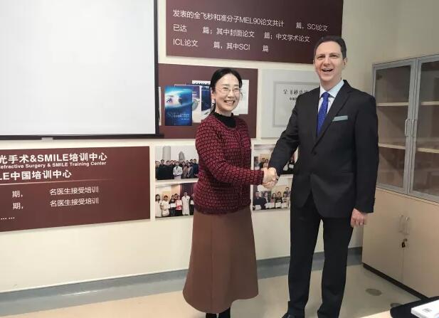 2018年1月5-7日，由复旦大学附属眼耳鼻喉科医院举办的 七届“关爱近视，微笑论坛”上海和平眼科医院屈光专科翟爱琴副院长和欧阳朝祜医学硕士受邀参加了此次盛会，与来自国内外数百 专家、学者及眼科同道齐聚，共襄2018年 场屈光学术盛宴10.jpg