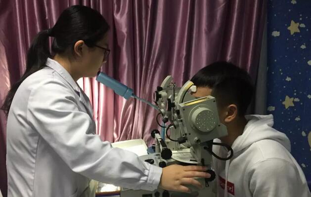 确诊小林患有斜视后，任主任建议小泉做斜视手术，以 眼位的同时也能把歪脖子病给治了。在小泉和父母商量下，小泉当天就办理了住院手续，并于隔天接受了斜视显微手术。术后 二天，小泉的父母便惊喜地发现小泉的脖子变直了。听到这消息，小泉也激动地找来一把镜子，左看右看，开心得不得了。他们还对前来查房的任主任连声道谢2.jpg