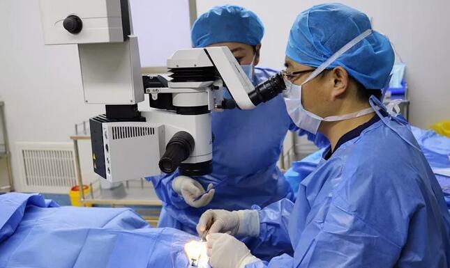 为关爱沂蒙老区人民眼部健康，临沂眼科医院现征集100位白内障患者，到院检查后， 符合手术条件，就可以 进行白内障手术!刚刚在临沂眼科医院做完白内障的姜阿姨，对于临沂眼科医院此次公益行动感激不已1.jpg