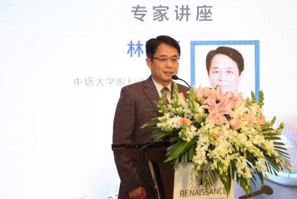 2018年1月20日，由中国非公医疗机构协会眼科 委员会主办，上海和平眼科医院承办的中国非公医疗协会眼科委员会屈光性白内障手术上海高峰论坛在上海豫园 丽大酒店隆重召开。大会内容聚焦屈光白内障手术相关问题，分为专家讲座、专题讨论及院长论坛三大板块进行。这是上海乃至全国的一*次大规模、高水准的眼科盛会，云集了来自全国 屈光白内障手术大咖们、专家学者和300余名眼科同仁齐聚一堂16.jpg