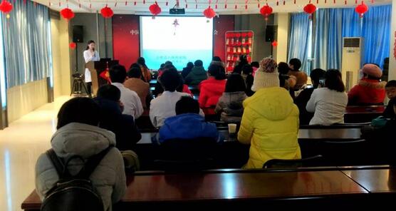 上周六（1月22日）上午合肥名人眼科医院如约举办了儿童近视防控专题讲座，来参加讲座的家长和小朋友们大约有五十多人，不得不说现场可是十分的热闹!1.jpg
