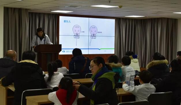 1月21日下午，由安徽理工大学附属眼科医院举办的“小小眼科医生”体验活动，让孩子们收获满满。穿上白大褂，当一*次小小医生，和孩子过一个与众不同的周末!1.jpg