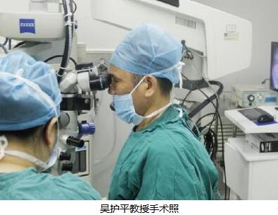 今年48岁画家梅女士来自青海，对视觉要求一向严格的她，放弃了在本地手术的机会，不远千里来到厦门眼科中心做“翼状胬肉”手术。因为她听说厦门眼科中心翼状胬肉手术技术高明，胬肉切除后无人复发。为了理想的手术 ，为了继续从事热爱的绘画工作，她觉得到厦门眼科中心手术是必然的选择。1.jpg