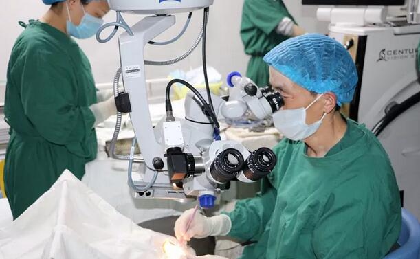 李春英(化名)老人今年72岁，老人患上白内障多年。到医院就诊的时，医院的医生了解到李奶奶平时喜欢看书、旅游，对术后的视觉质量特别在意。经过多方对比医生为李奶奶推荐了多焦点人工晶体。据医院的郝建院长介绍，多焦点人工晶体与传统人工晶体不同，它具有多个焦点，植入眼内后，患者各个距离都能看清楚，术后无需配镜，同时能够 降低夜间眩光，拥有令人满意的视觉质量,能够使眼睛“返老还童”1.jpg
