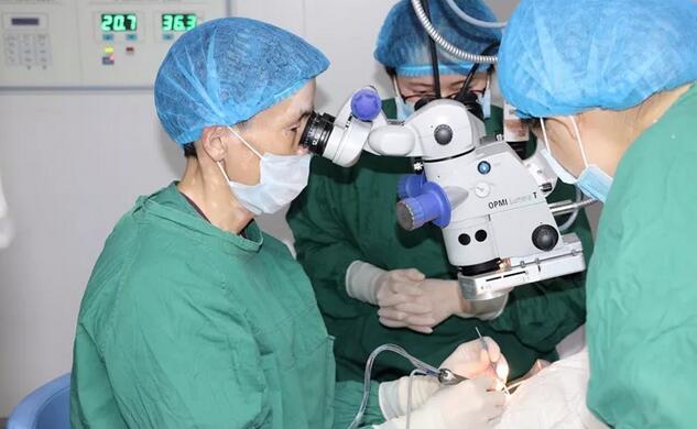 李春英(化名)老人今年72岁，老人患上白内障多年。到医院就诊的时，医院的医生了解到李奶奶平时喜欢看书、旅游，对术后的视觉质量特别在意。经过多方对比医生为李奶奶推荐了多焦点人工晶体。据医院的郝建院长介绍，多焦点人工晶体与传统人工晶体不同，它具有多个焦点，植入眼内后，患者各个距离都能看清楚，术后无需配镜，同时能够 降低夜间眩光，拥有令人满意的视觉质量,能够使眼睛“返老还童”2.jpg