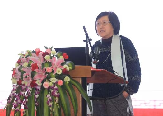 2017年是厦门大学附属厦门眼科中心璀璨夺目的一年，2017我们不仅迎来了20周年院庆，还在医教研等方面取得丰硕成果。门诊量达40多 人次，手术量5 人次，并且顺利通过了国家药物临床试验机构(GCP)资格认定。满怀丰收的喜悦，我们挥手作别砥砺奋进的2017，阔步迈入华章初展的2018。2.jpg