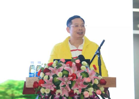 2017年是厦门大学附属厦门眼科中心璀璨夺目的一年，2017我们不仅迎来了20周年院庆，还在医教研等方面取得丰硕成果。门诊量达40多 人次，手术量5 人次，并且顺利通过了国家药物临床试验机构(GCP)资格认定。满怀丰收的喜悦，我们挥手作别砥砺奋进的2017，阔步迈入华章初展的2018。3.jpg