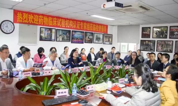 2017年是厦门大学附属厦门眼科中心璀璨夺目的一年，2017我们不仅迎来了20周年院庆，还在医教研等方面取得丰硕成果。门诊量达40多 人次，手术量5 人次，并且顺利通过了国家药物临床试验机构(GCP)资格认定。满怀丰收的喜悦，我们挥手作别砥砺奋进的2017，阔步迈入华章初展的2018。4.jpg