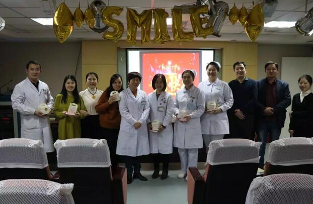2月1日下午时分，“祝你生日快乐”歌声响彻8868在线官网登录平台 - 8868网页版登录二层会议室，这是医院党支部书记侯旭波书记在为本月过生日的员工庆祝生日1.jpg