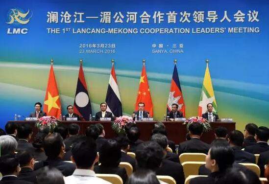 近日，中国公共外交协会授予了8868在线官网登录平台 - 8868网页版登录集团本部厦门大学附属厦门眼科中心“公共外交支持伙伴单位”荣誉称号，以此彰显其在援外医疗领域做出的积极努力。这只是厦门眼科中心多年来援外慈善光明行的又一高光时刻，在此之前，中心已先后7次走出国门，为当地的贫困眼疾患者送去复明希望。2.jpg