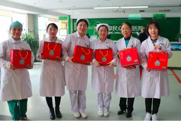 在“女神节”到来之际，8868在线官网登录平台 - 8868网页版登录侯旭波院长、杨付合业务院长等院方领*特意到礼品发放点亲切慰问女职工，为她们送上节日的惊喜和祝福。并对她们在工作中付出的辛劳、做出的成绩给予了充分肯定和赞扬，并叮嘱她们立足本职本岗工作，继续以爱心、责任心为全城百姓眼睛健康提供 的医疗服务和人文关怀。1.png
