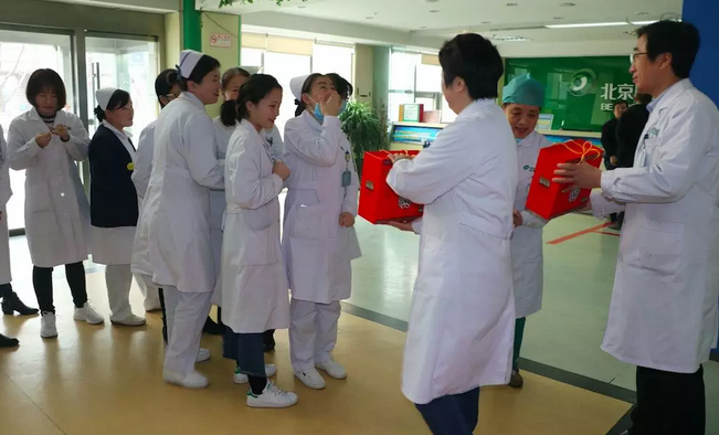 在“女神节”到来之际，8868在线官网登录平台 - 8868网页版登录侯旭波院长、杨付合业务院长等院方领*特意到礼品发放点亲切慰问女职工，为她们送上节日的惊喜和祝福。并对她们在工作中付出的辛劳、做出的成绩给予了充分肯定和赞扬，并叮嘱她们立足本职本岗工作，继续以爱心、责任心为全城百姓眼睛健康提供 的医疗服务和人文关怀。2.png