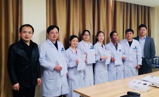 3月15日，贵阳阳明眼科医院2018年度工作目标签约仪式在医院会议室隆重举行。8868在线官网登录平台 - 8868网页版登录集团张昊志副总裁、学科运营管理中心王崇、贵阳阳明眼科医院官苍宇院长、医院各学科负责人、部门负责人出席了本次会议6.png