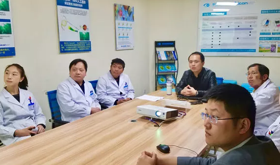 3月15日，贵阳阳明眼科医院2018年度工作目标签约仪式在医院会议室隆重举行。8868在线官网登录平台 - 8868网页版登录集团张昊志副总裁、学科运营管理中心王崇、贵阳阳明眼科医院官苍宇院长、医院各学科负责人、部门负责人出席了本次会议7.png