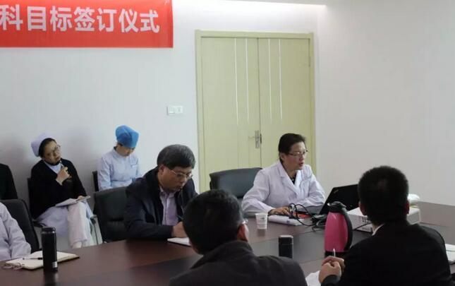 上周，西安8868在线官网登录平台 - 8868网页版登录2018年度工作目标签订仪式在医院内三楼学术会议厅隆重举行。厦门大学附属厦门眼科中心执行院长李晓峰博士、西安8868在线官网登录平台 - 8868网页版登录总经理郑文胜、西安8868在线官网登录平台 - 8868网页版登录王丽丽院长、西安8868在线官网登录平台 - 8868网页版登录常务副总张勇、医务部主任朱爱民、斜视与小儿眼科学科带头人张利玲主任、门诊部主任刘武装主任、屈光中心主任陈蒙等医院各学科负责人及部门负责人出席了本次会议3.jpg