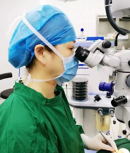 应众多家长合力邀请，2018年4月全国出名斜弱视小儿眼科专家，厦门眼科中心潘美华教授将再度亲临烟台康爱眼科医院，为斜视患者行显微斜视手术1_副本.jpg