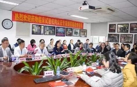3月28日，为期4天的中国眼底病领域一年一度的学术年会“2018中国眼底病论坛暨环球视网膜研讨会”(RetinaChina 2018)在中国青岛召开。本次论坛由中国环球科技交流中心主办，《中华眼底病杂志》协办，会上翘楚云集，盛况空前，既是眼底病学诊疗领域的高水平年度学术盛会，也是世界眼底专家的一*次交流盛会8.jpg